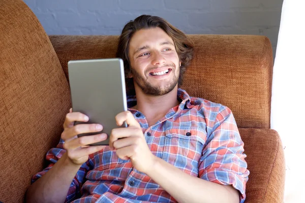 Jovem sorridente com um tablet digital — Fotografia de Stock