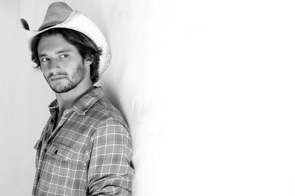 Homem sério com chapéu de cowboy — Fotografia de Stock