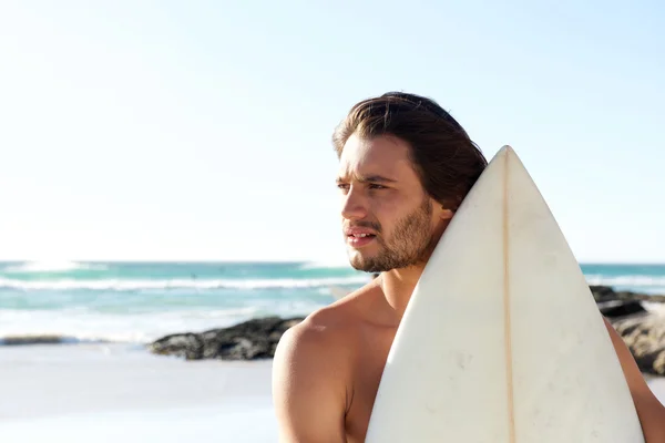 Portret młodego surfer na plaży — Zdjęcie stockowe