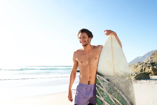 Szczęśliwy surfer mężczyzna stojący z jego pokładzie — Zdjęcie stockowe