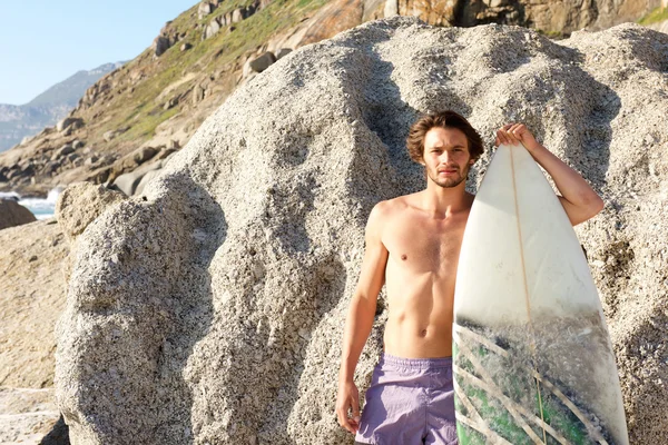 Bel homme posant avec planche de surf — Photo