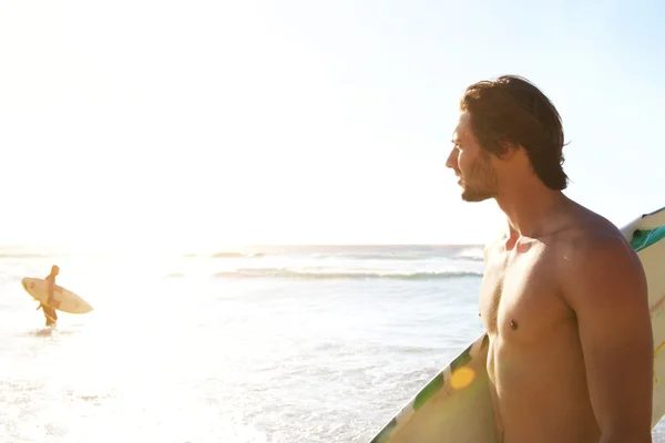 Surfer patrząc na morzu — Zdjęcie stockowe