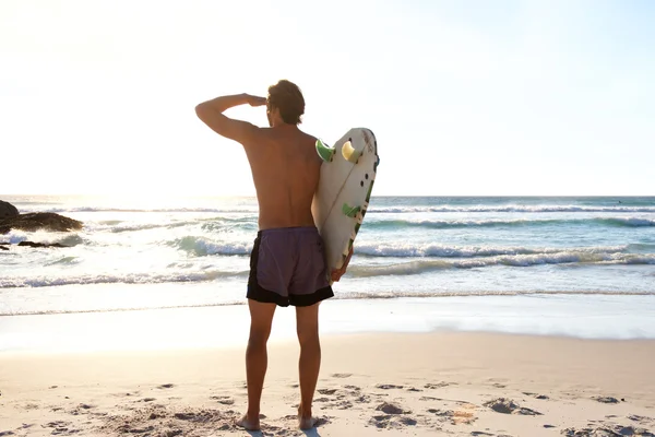 Surfer, patrząc na fale na morzu — Zdjęcie stockowe