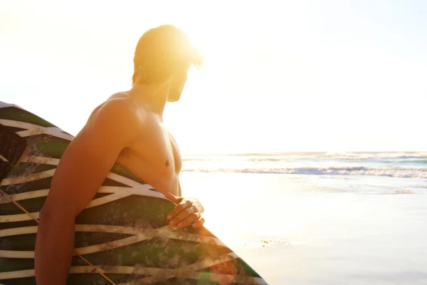 Surfer na plaży patrząc na fale — Zdjęcie stockowe