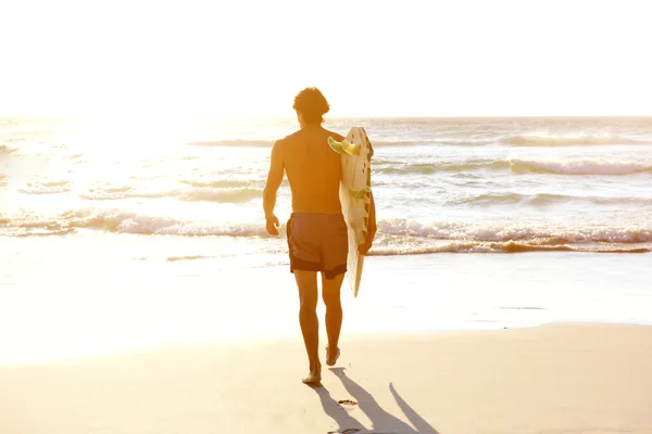 Mannelijke surfer wandelen in water — Stockfoto