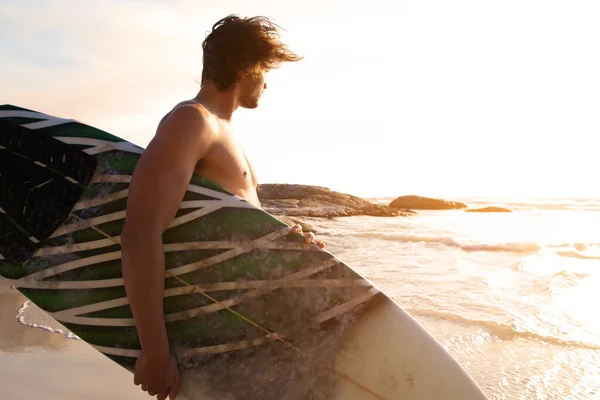 Surfer, spacery nad wodą, patrząc na fale — Zdjęcie stockowe