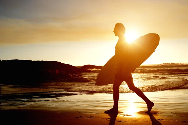 Surfer walking on beach — Stock Photo, Image