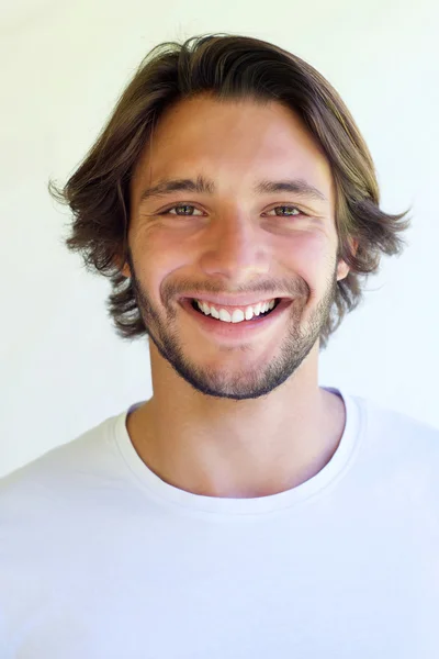 Schöner junger lächelnder Mann — Stockfoto
