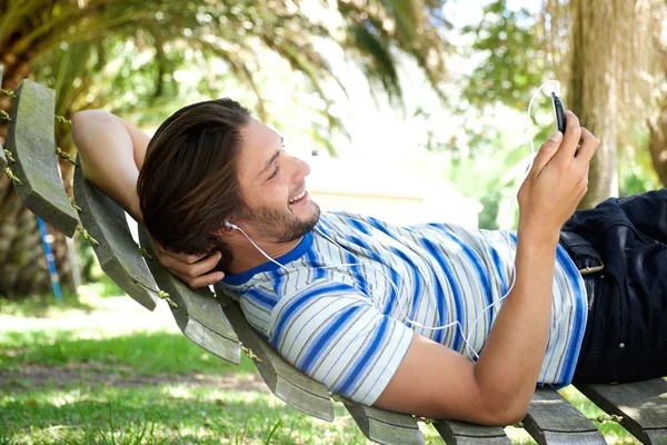 Sorridente giovane uomo — Foto Stock