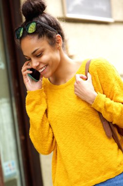 Kadın cep telefonuyla konuşuyor.