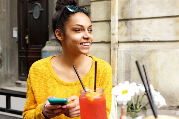 Giovane signora nera seduta al caffè all'aperto — Foto Stock