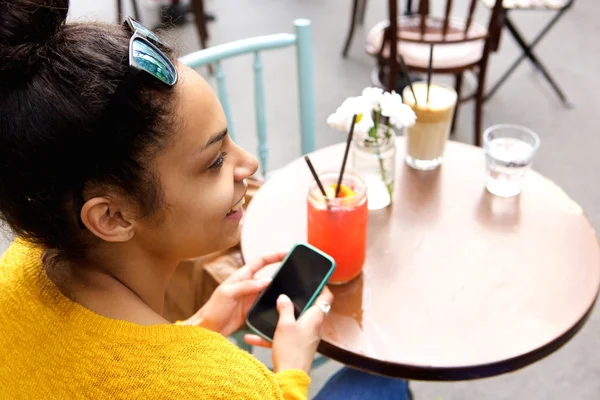 Young woman sitting at coffeeshop — Stock Photo, Image