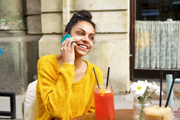 Usměvavá Afričanka v coffeeshop — Stock fotografie