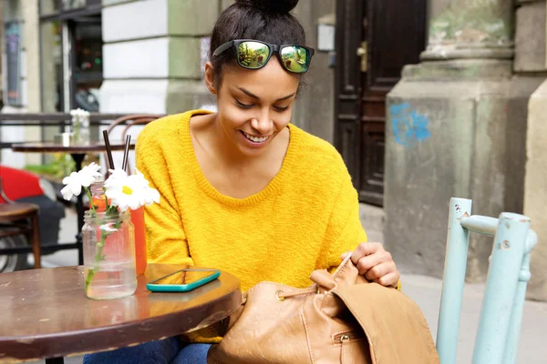 Hermosa mujer africana sentada en la cafetería al aire libre —  Fotos de Stock