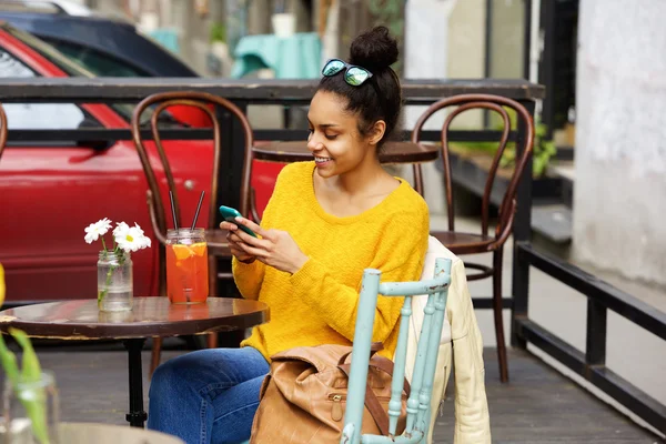 Woman using mobile phone at outdoor cafe — Stock Photo, Image
