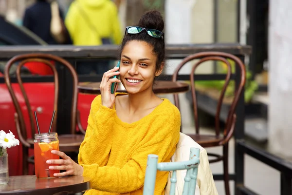 Schöne junge afrikanische Frau — Stockfoto