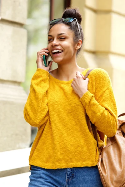 Mujer alegre caminando al aire libre —  Fotos de Stock