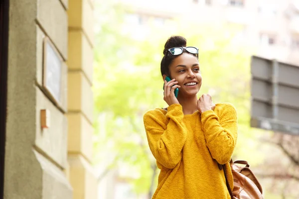 야외에서 휴대 전화로 전화 하는 아름 다운 여자 — 스톡 사진
