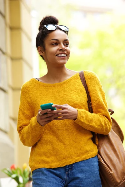 Feliz joven mujer urbana — Foto de Stock