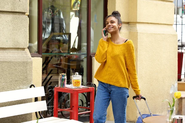 Mujer viajera con teléfono móvil —  Fotos de Stock