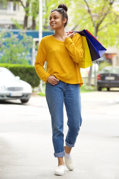 Elegante joven dama negra con bolsas de compras —  Fotos de Stock