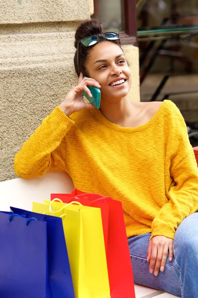Femmina shopper utilizzando il cellulare — Foto Stock