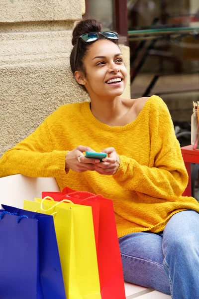 Compras mujer negra sentada en el banco — Foto de Stock