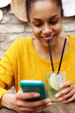 Kadın içme mojito gülümseyen 