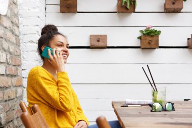 gülümseyen genç Afrikalı kadın 