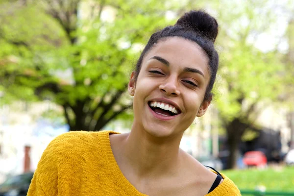 Attrayant jeune femme riant à l'extérieur — Photo