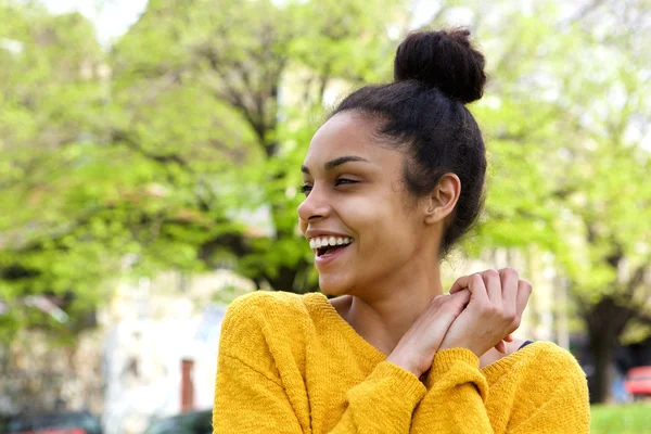 Beautiful young woman looking away — Stock Photo, Image