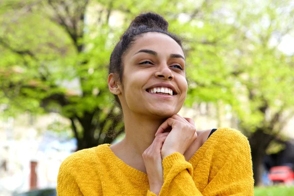 Bonito jovem mulher africana olhando feliz — Fotografia de Stock