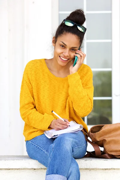 Femme souriante parlant sur son téléphone portable — Photo