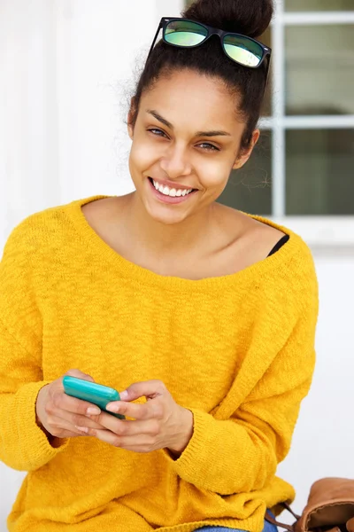 Belle femme assise dehors avec téléphone portable — Photo