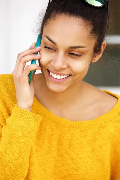 Happy young woman talking on mobile phone — Stock Photo, Image