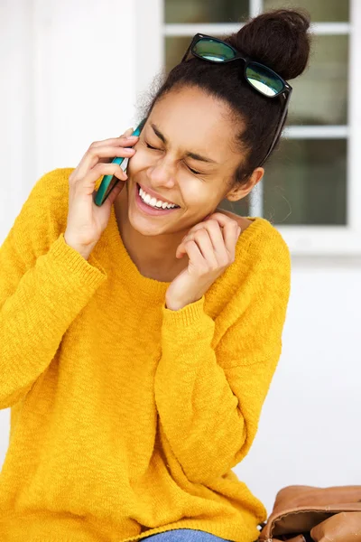 Sorridente giovane donna seduta fuori — Foto Stock