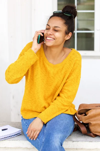 Afroamerikanerin telefoniert mit Handy — Stockfoto