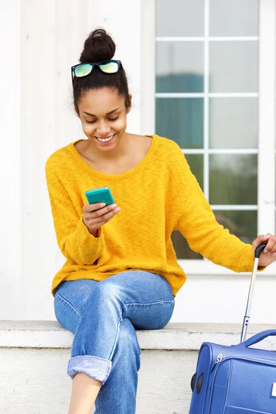 Viajante feminino usando telefone celular — Fotografia de Stock