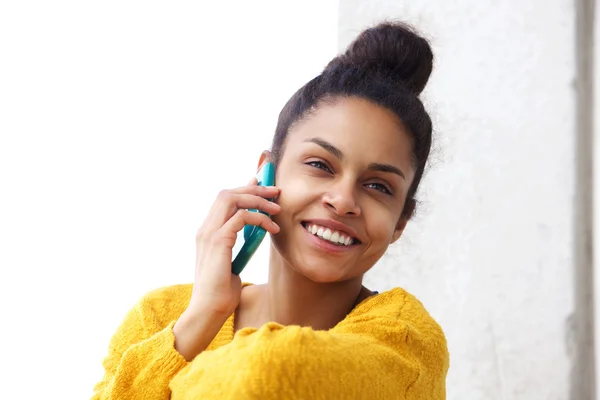 Leende ung kvinna talar på mobiltelefon — Stockfoto