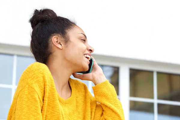 Afrikansk kvinna talar i mobiltelefon och ler — Stockfoto