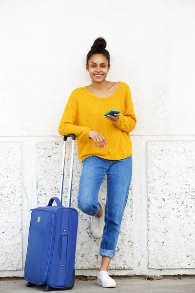 Nő bőrönd és mozgatható telefon — Stock Fotó