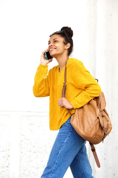 Mulher atraente falando no telefone móvel — Fotografia de Stock