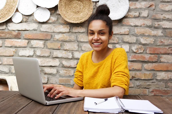 Boldog, fiatal nő, laptop — Stock Fotó