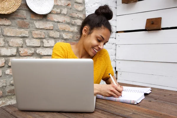 Gyönyörű afrikai nő, laptop — Stock Fotó