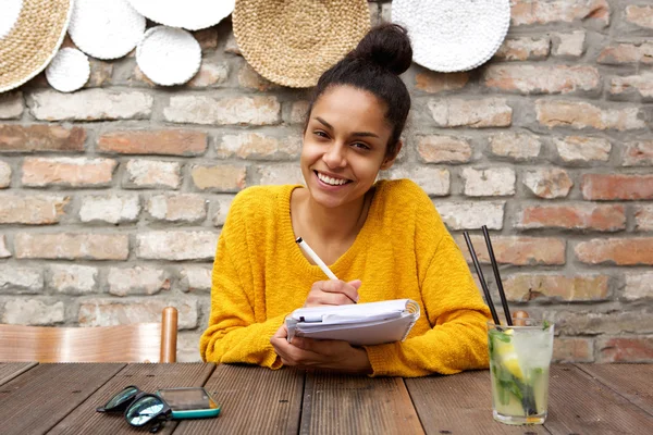 Smiling young lady sitting at cafe — Stock Photo, Image