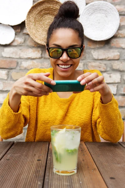 Mujer africana tomando una foto de una bebida —  Fotos de Stock