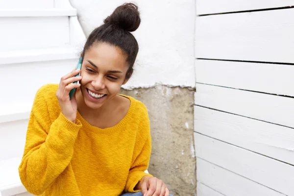 Cheerful black woman talking on phone — Stock Photo, Image