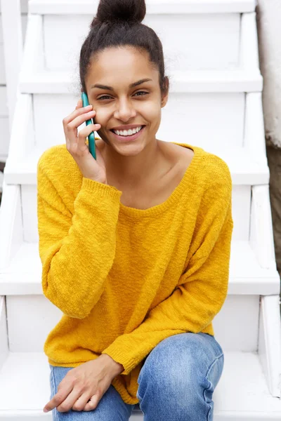 Giovane donna africana che fa una telefonata — Foto Stock