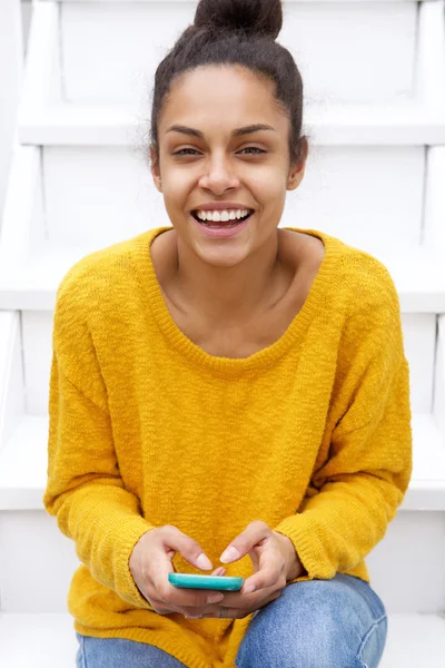 Usměvavá mladá žena s mobil — Stock fotografie