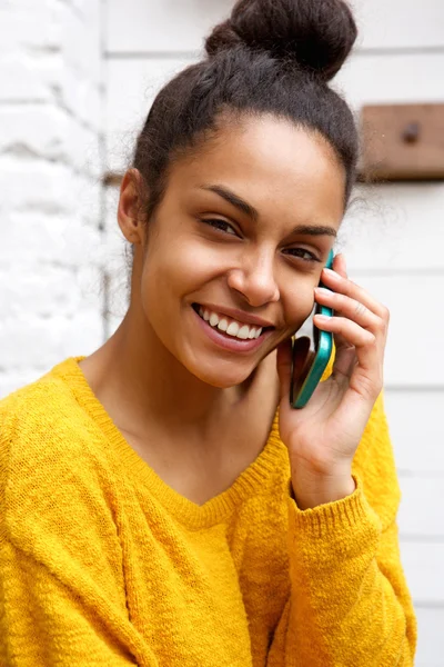 Ung kvinna pratar på mobiltelefon — Stockfoto